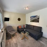 Ferienglueck Im Doppelhaus- 60 M Zum Haus 2 Hébergement de vacances *